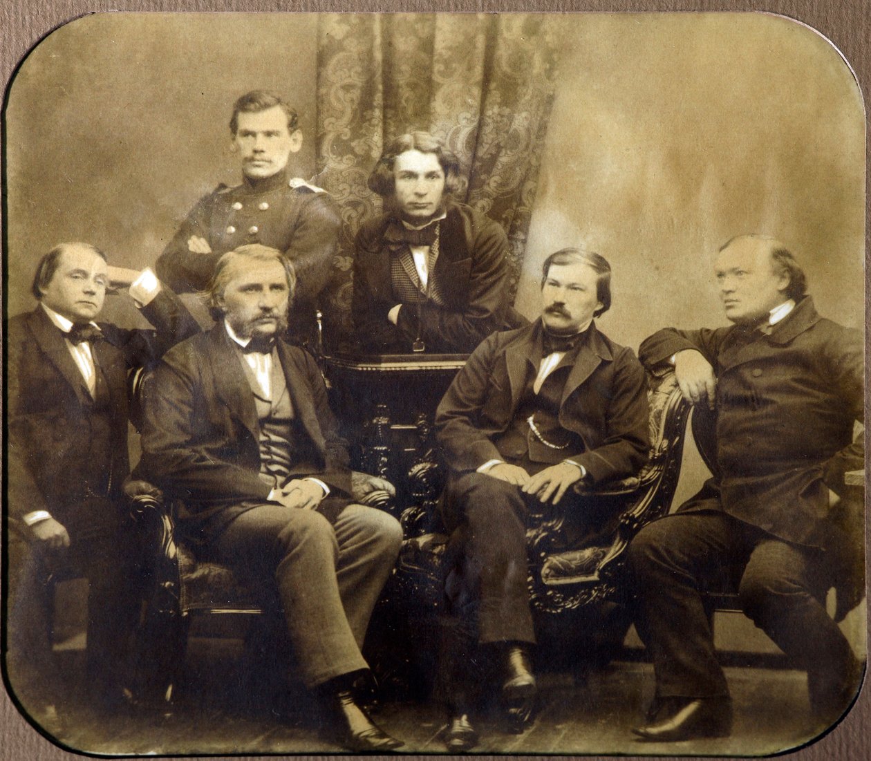 Leon Tolstoi (1828-1910) ja Dmitri Grigorovitš (1822-1900) - Assis, Ivan Aleksandrovitš Gontšarov (1812-1891), Ivan Sergejevitš Tourgueniev (Turgenev, Tourguenieff tai Tourgueneff) (1818-1883), Drusin Vasilijhin (Drudin Vasilijhin) 1824-1864) et ai tekijältä Russian Photographer