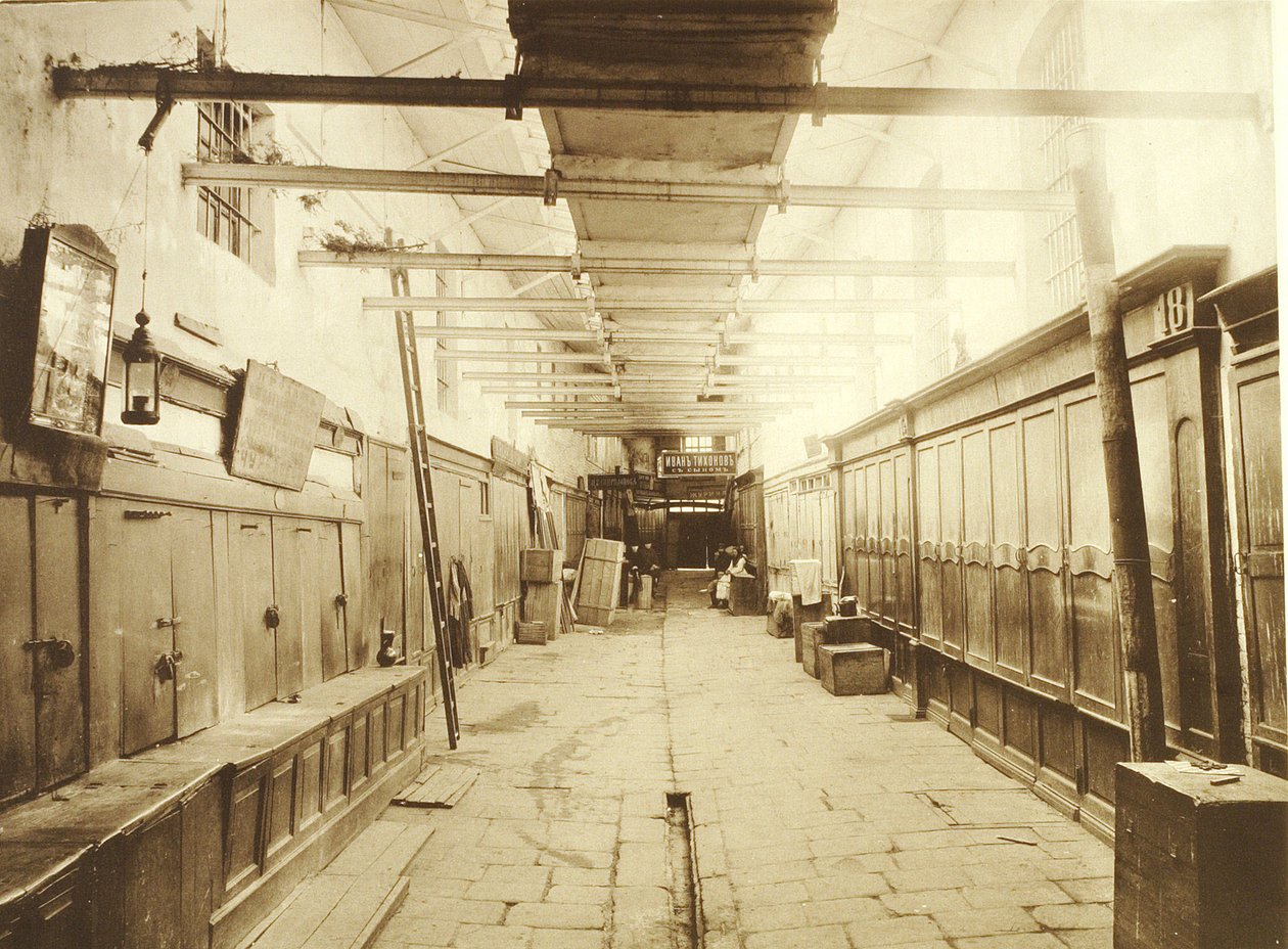 Kävele kuvakkeiden luo GUM- tai Universal Main Storessa, ostoskeskuksessa Moskovan Punaisella torilla. Valokuva vuodelta 1886. Venäjän valtion elokuva- ja valokuva-arkisto, Krasnogorsk Ylempi kaupparivit Punaisella torilla Moskovassa. Kaupankäynnin kuvakke tekijältä Russian Photographer