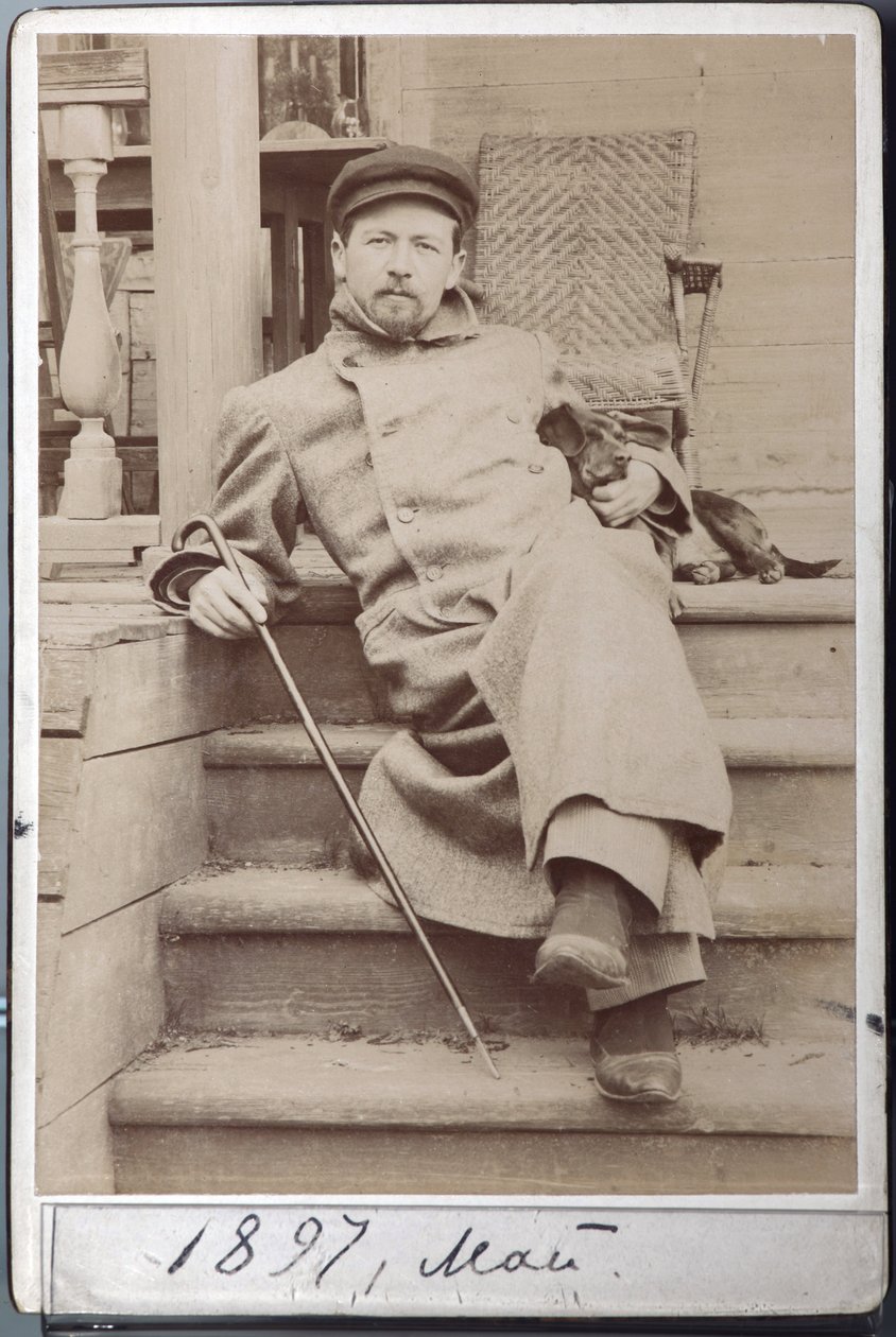 Anton Tšehovin muotokuva koiransa Hinan kanssa toukokuussa 1897 Melihovossa, Tšehovin kartanolla (albumikuva) tekijältä Russian Photographer