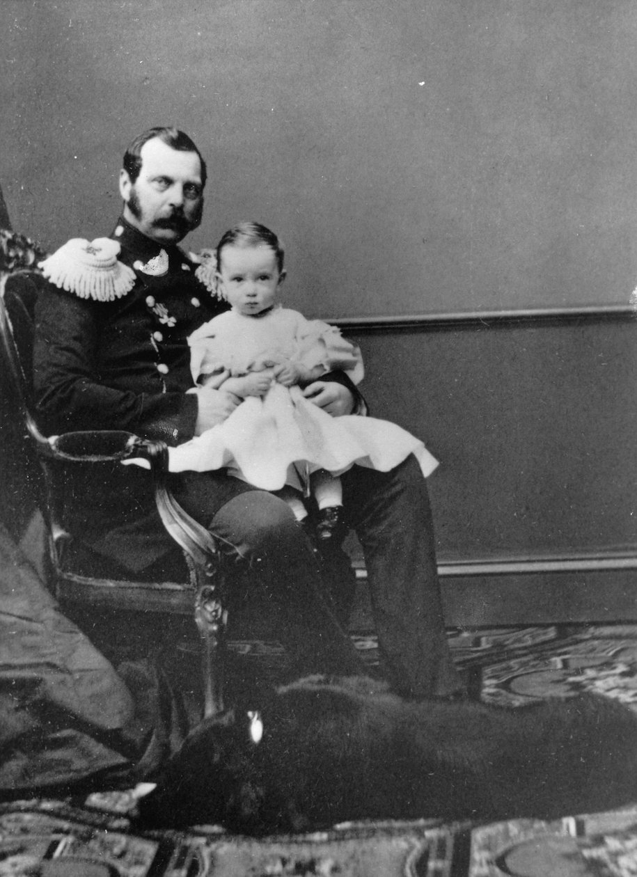 Muotokuva Venäjän keisarista Aleksanteri II:sta (Aleksandri II, Aleksandr Nikolajevitš Romanov, Aleksanteri II Nikolajevitš) (1818-1881) pojan, Venäjän suurruhtinas Paul Aleksandrovitšin (Pavel Aleksandrovitš Romanovin) (1860-1919) kanssa tekijältä Russian Photographer