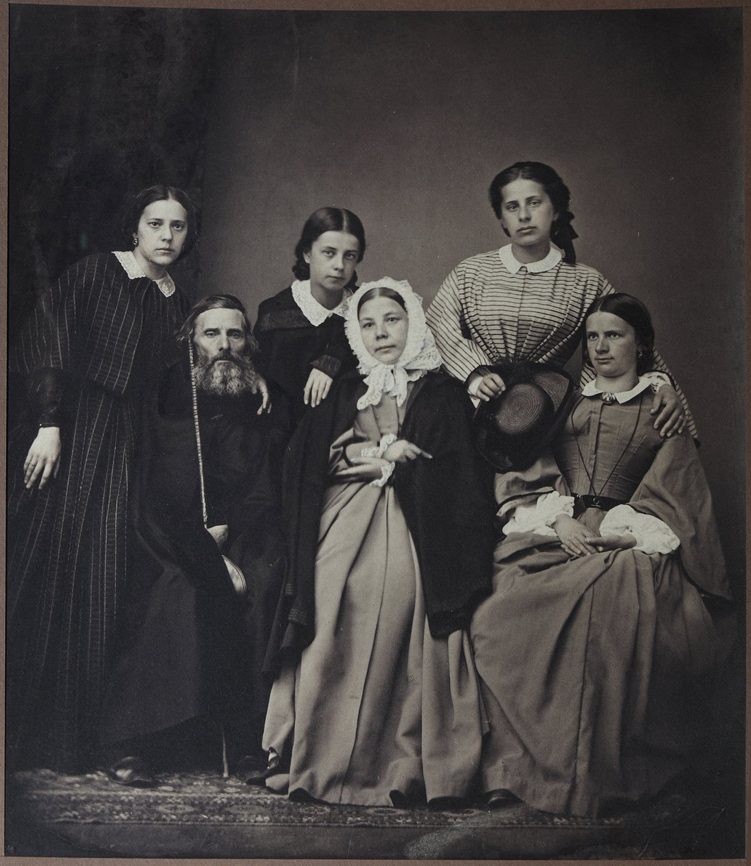 Muotokuva kirjailijasta ja leksikografista Vladimir Dahlista (Dal) (1801-1872) perheineen (hänen vaimonsa Ekaterina Lvovna Sokolova (1819-1872) ja tyttärensä), Anonymous. Albumin valokuva tekijältä Russian Photographer