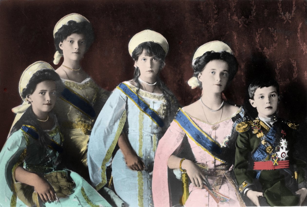 Venäjän tsaari Nikolai II:n (1868-1918) lasten muotokuva tekijältä Russian Photographer