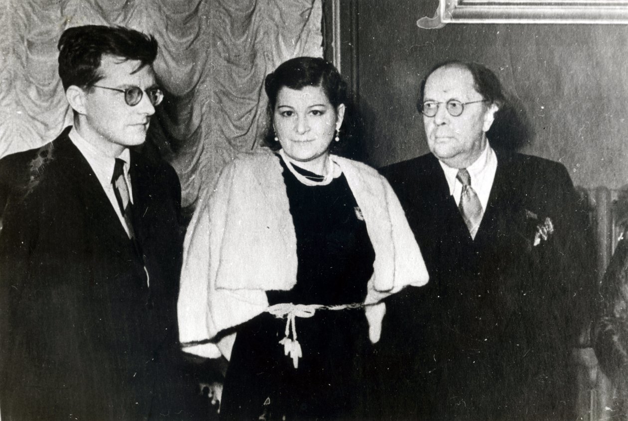 Säveltäjä Dmitri Dmitrievich Sstakovich, laulaja Maria Maksakova ja kirjailija Aleksei Nikolajevitš Tolstoi tekijältä Russian Photographer