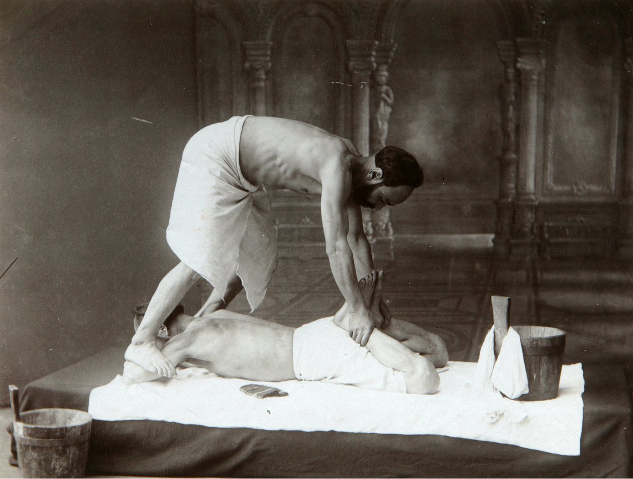 Itämainen kylpylä. Hieronta. Albumin Kuva: Dmitri Ivanovich Yermakov (1845-1916) tekijältä Russian Photographer