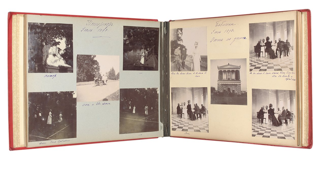 Venäjän keisarillinen perhe, sivu valokuva-albumista, n. 1897-1899 (b/w kuva) (katso myös 487673-80) tekijältä Russian Photographer
