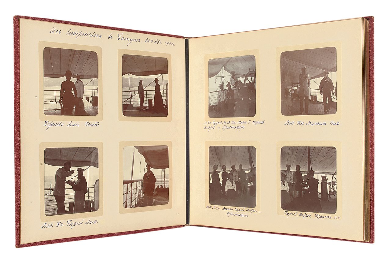 Venäjän keisarillinen perhe, sivu valokuva-albumista, n. 1897-1899 (b/w kuva) (katso myös 487673-80) tekijältä Russian Photographer