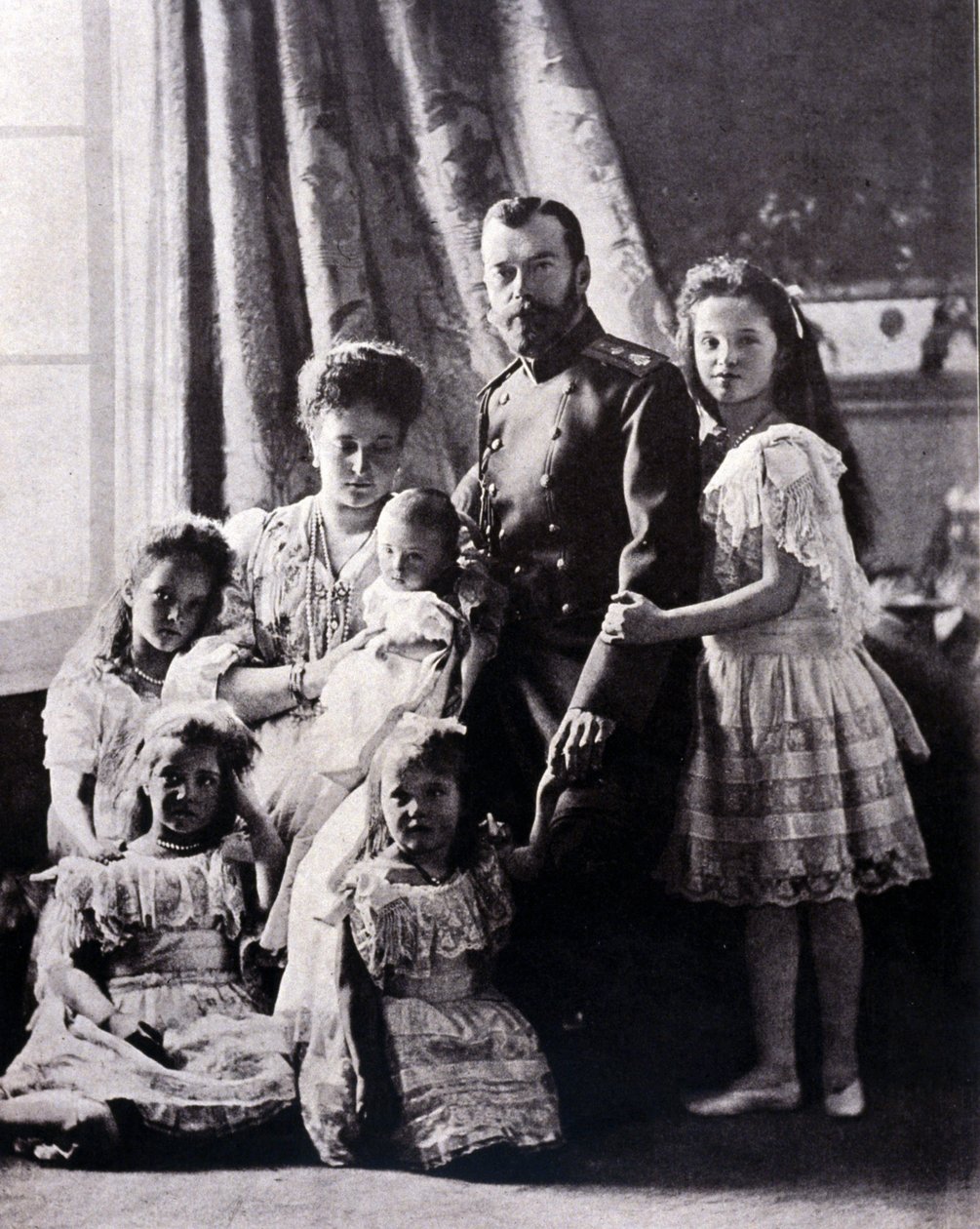 Tsaari Nikolai II:n (1868 - 1918) perhe. Vasemmalta oikealle: Suurherttuatar Tatiana syntynyt 11. kesäkuuta 1897; Suurherttuatar Mary syntynyt 27. kesäkuuta 1899; Suurherttuatar Alexis syntynyt 12. elokuuta 1904; Tee vaikutuksen Alexandra Feodorovna; Tsaar tekijältä Russian Photographer