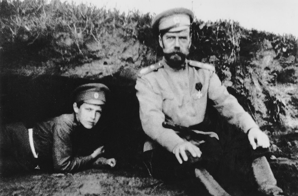 Tsaari Nikolai II ja hänen poikansa Aleksei eturintamalla. tekijältä Russian Photographer