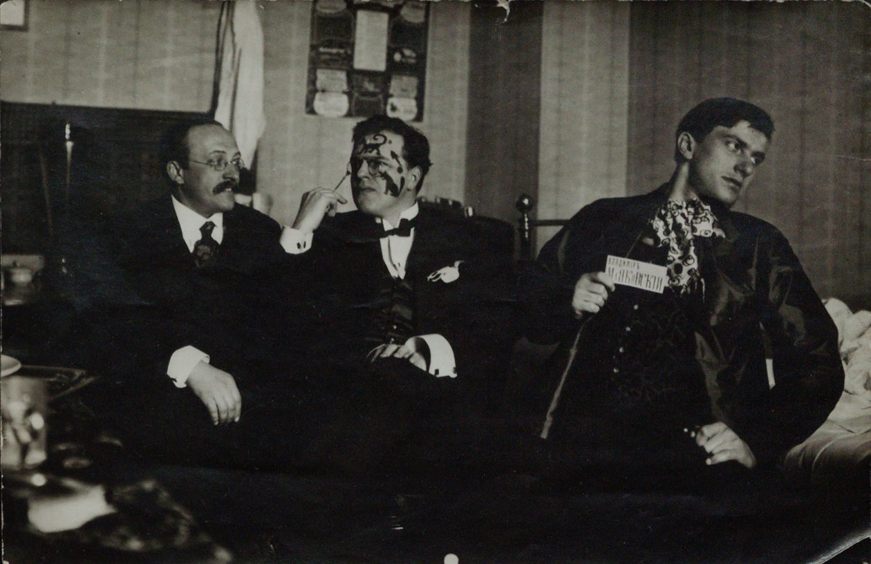 Vladimir Majakovski (oikealla) David Burlyukin (keskellä) ja Andrei Šemšurinin kanssa, 1914, Moskova tekijältä Russian Photographer