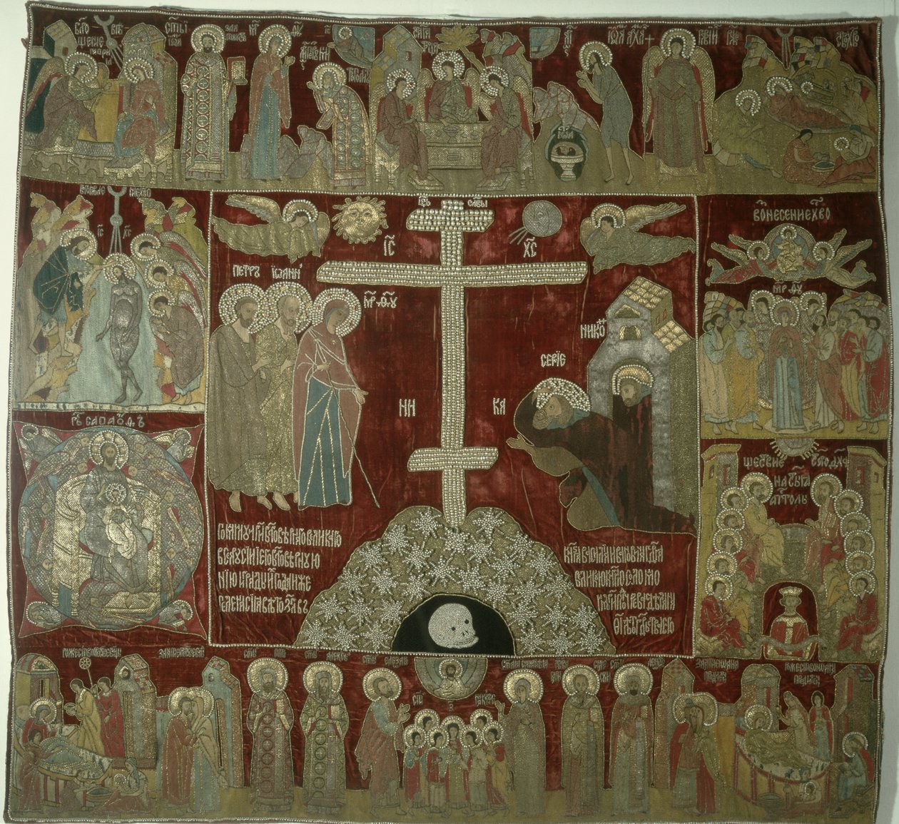 Neitsyen esiintyminen Pyhälle Sergiukselle, 1525 (kulta-, hopea- ja silkkilanka, setti helmillä ja rubiineilla kullassa) tekijältä Russian School