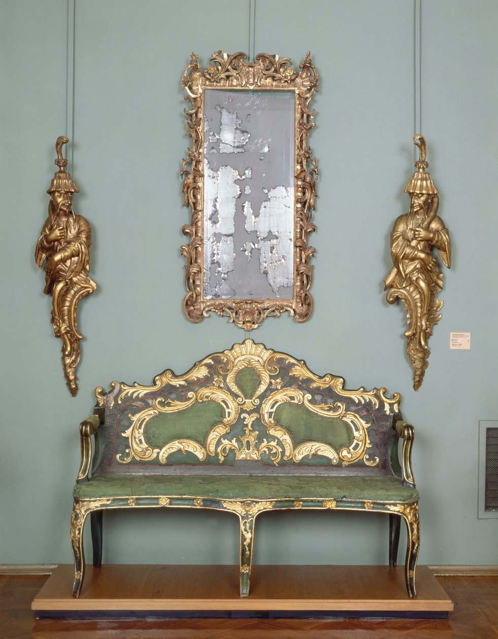 Canape, 1700-luvun toinen neljännes (kullattua puuta ja brokaattia) tekijältä Russian School