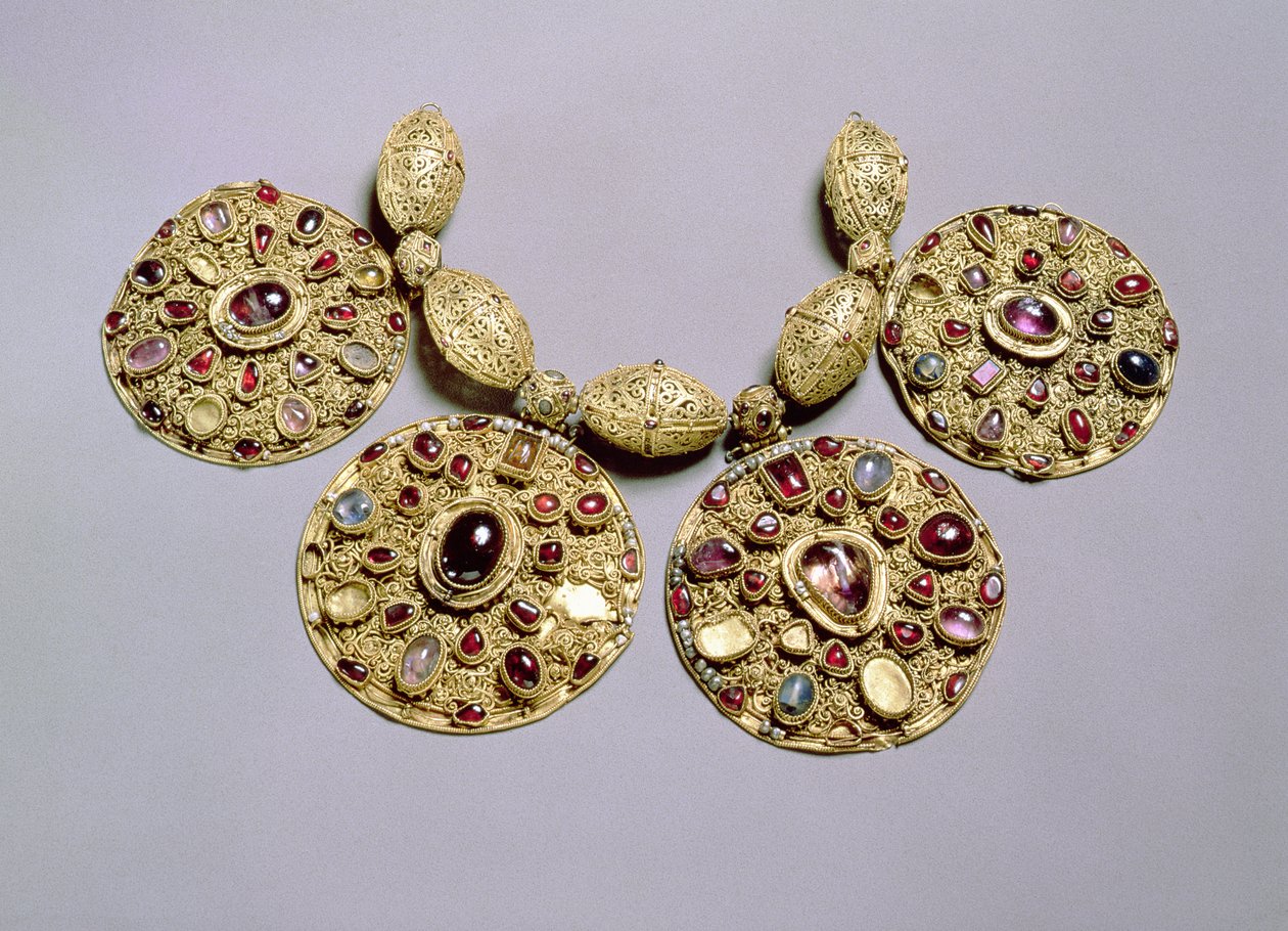 Barmy Collar -medaljonit, filigraani- ja rakeistettu koristelu, Rayazan, 1100-luku (kultasetti jalokiviä ja helmiä) tekijältä Russian School