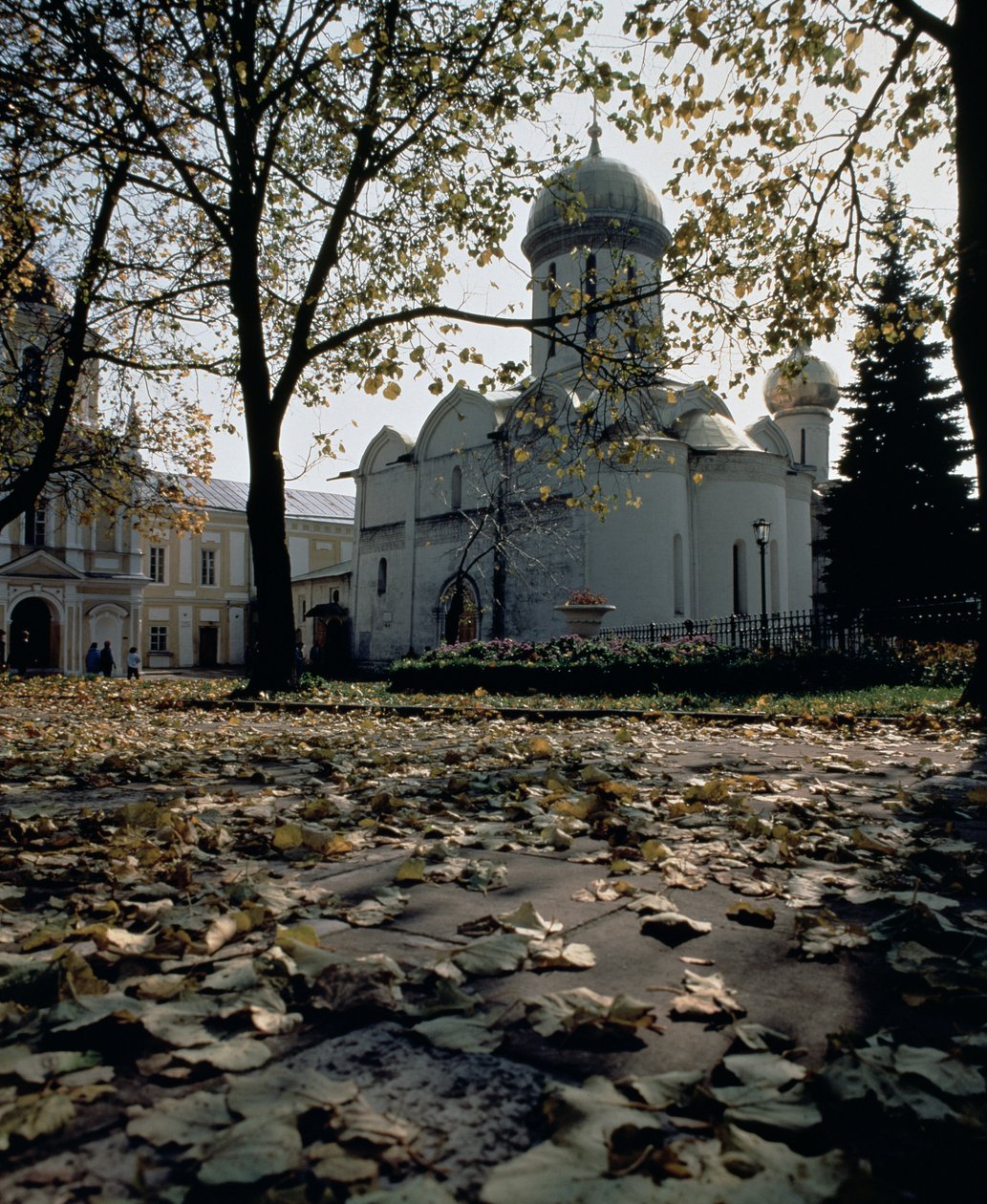 Pyhän Sergiuksen katedraali, jonka perusti n. 1340 Pyhä Sergius Radoneshista tekijältä Russian School