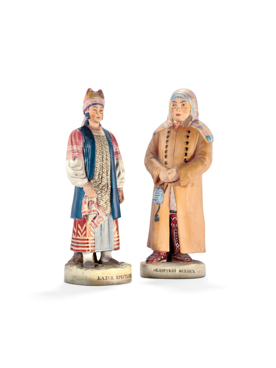 Kaksi posliinihahmoa "Venäjän kansat" -sarjasta, jotka kuvaavat talonpojan hahmoa Kalugasta ja Ostjakin hahmoa Obdorskista, 1800-luvun lopulla tekijältä Russian School