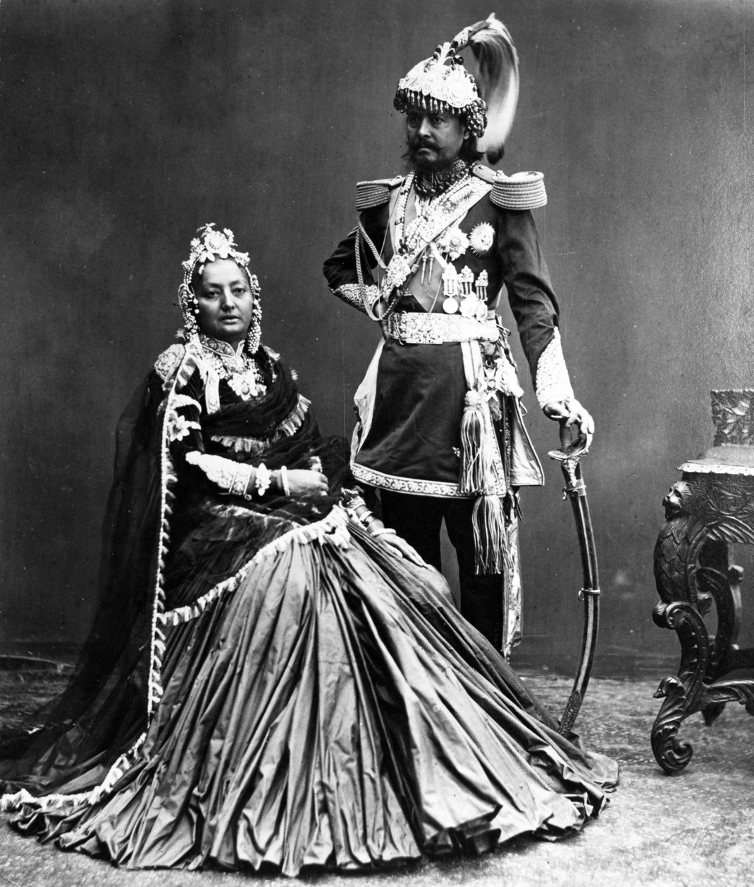 Nepalin Maharaja ja hänen vaimonsa, noin 1870-luku tekijältä S. and Shepherd, C. Bourne