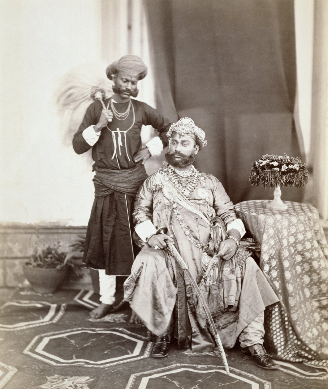 Hänen korkeutensa Maharaja Tukoji Rao (1844-86) II Indoresta ja avustaja, 1877 (albumiprintti) tekijältä S. and Shepherd, C. Bourne
