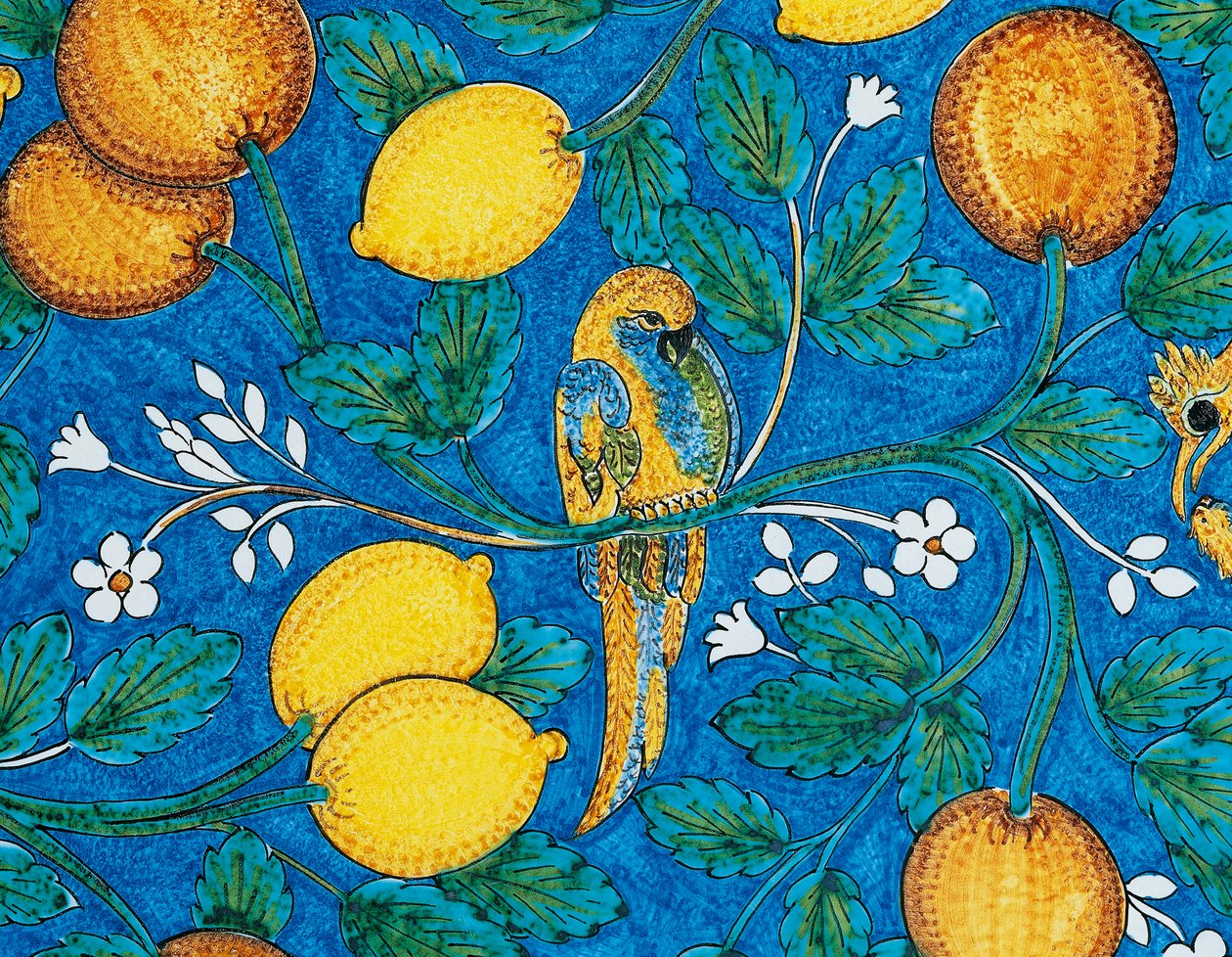 Sitrushedelmiä, kukkia ja lintuja sinisellä pohjalla, koristeellinen yksityiskohta pöydästä, laavakivimajolikaa, Salvatore Gurreri valmistus, Caltagirone, Sisilia, Italia, 20. vuosisata tekijältä Salvatore Gurreri manufacture