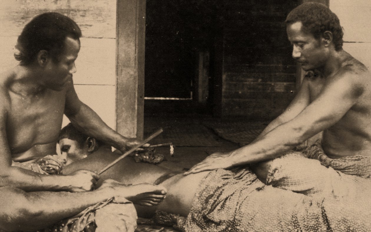 Samoalainen mies tatuoituna, n. 1895 seepia valokuva tekijältä Samoan