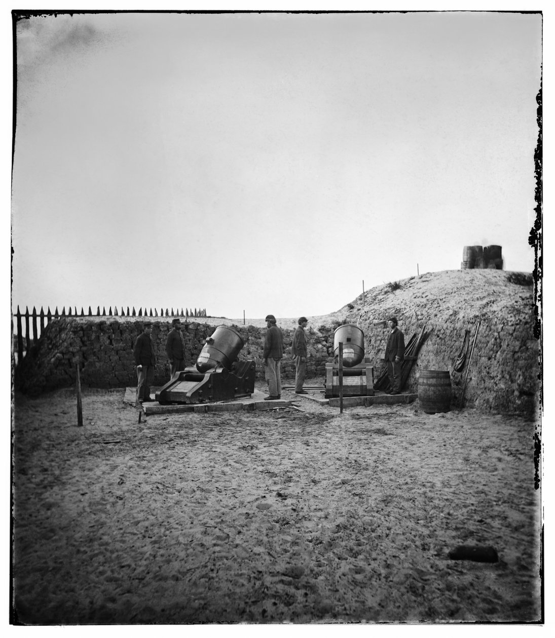 Liittovaltion 10 tuuman kranaatin akku Morris Islandissa, SC, 1865 tekijältä Samuel A. Cooley