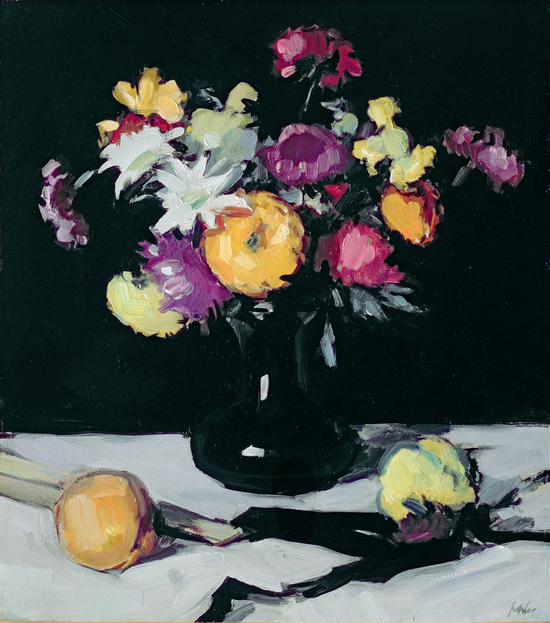 Asetelma krysanteemien kanssa mustaa vastaan, n. 1912 tekijältä Samuel John Peploe