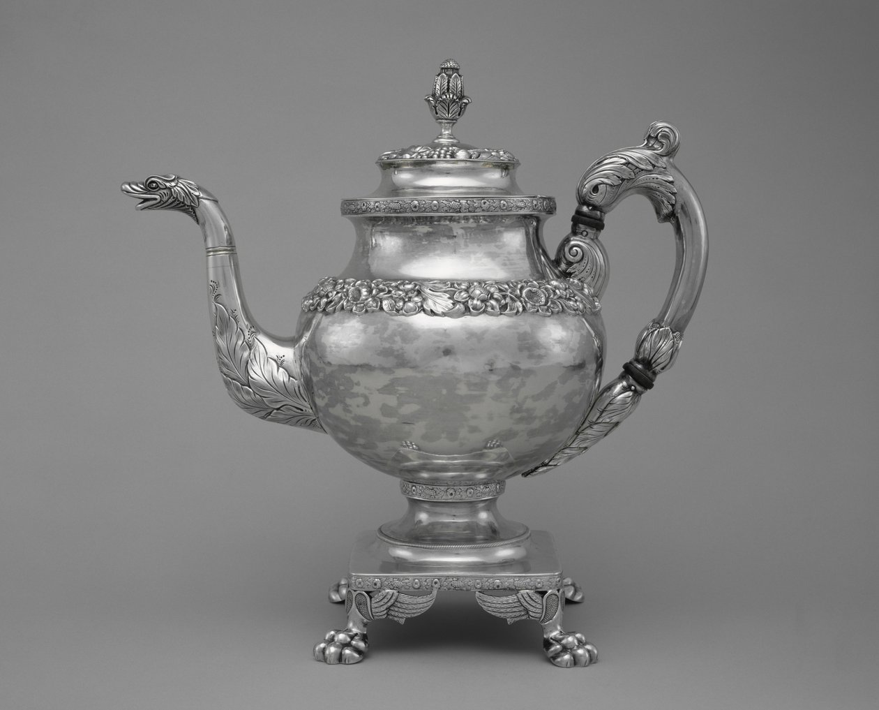 Kahvikannu, osa tee- ja kahvitarjoilua, 1824-27 (hopea) tekijältä Samuel Kirk