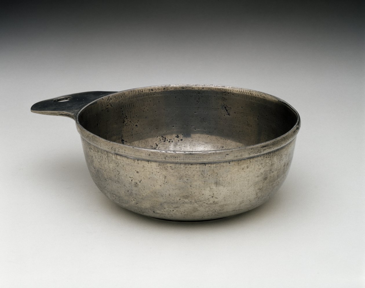 Porringer, c. 1775-1825 (tina) tekijältä Samuel (attr.to) Pennock