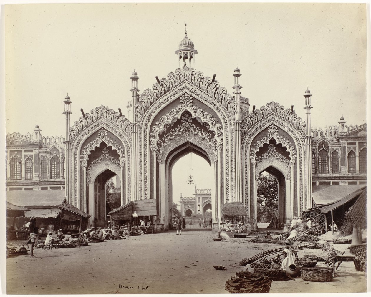 Portti Hosseinabadin basaariin, Lucknow Gateway of the Hooseinabad Bazaar (alkuperäinen nimi) tekijältä Samuel Bourne (signed by artist)