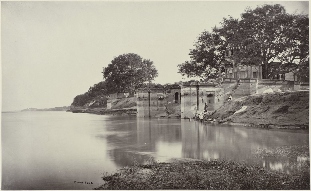 Satti Chaura Ghat Kanpurissa Sutte Chowra Ghât, verilöylyn kohtaus (alkuperäinen nimi) Suttee Chowra Ghât, Cawnpore. Kohtaus joukkomurhasta (otsikko esineessä) tekijältä Samuel Bourne (signed by artist)