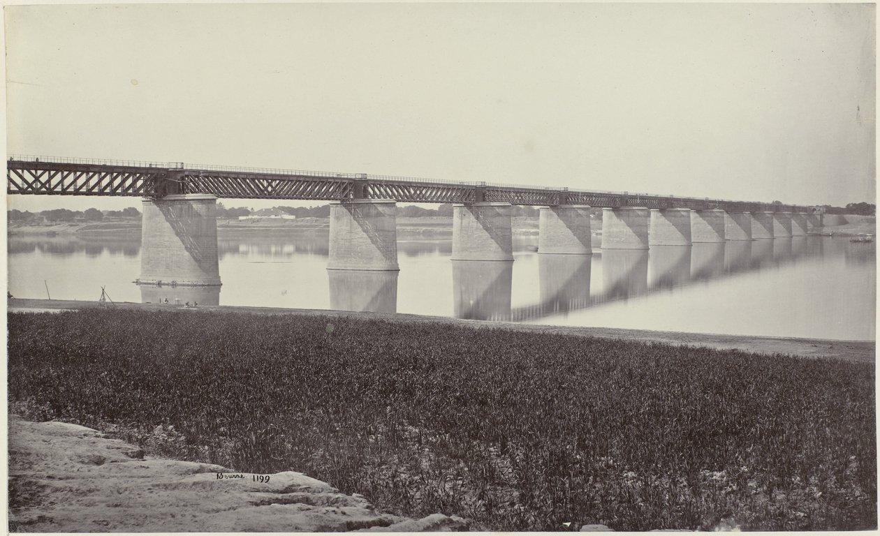 Spoorbrug yli de Yamuna bij Allahabadissa Jumnan yli kulkeva rautatiesilta (alkuperäinen nimi) tekijältä Samuel Bourne (signed by artist)