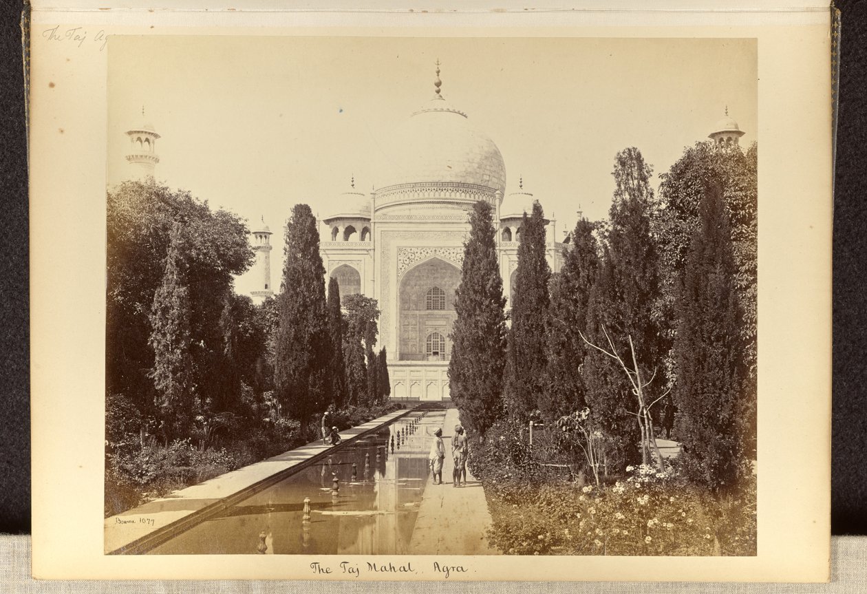 Agra: Taj Mahal suihkulähteeltä nähtynä tekijältä Samuel Bourne