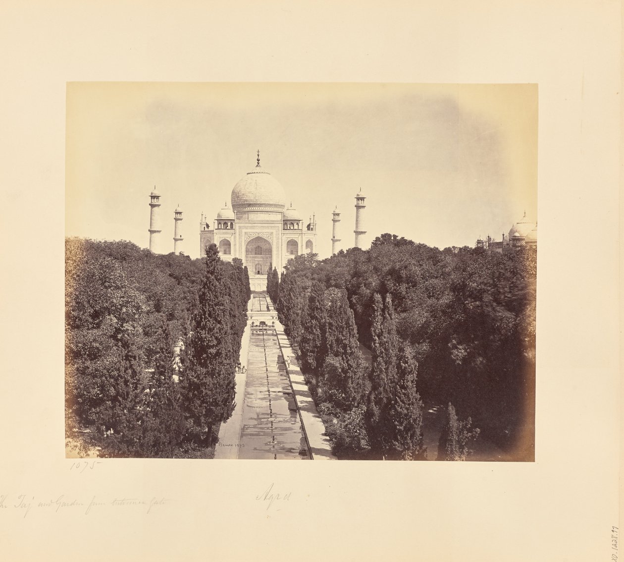 Agra: Taj Mahal ja puutarha sisäänkäyntiportilta nähtynä tekijältä Samuel Bourne