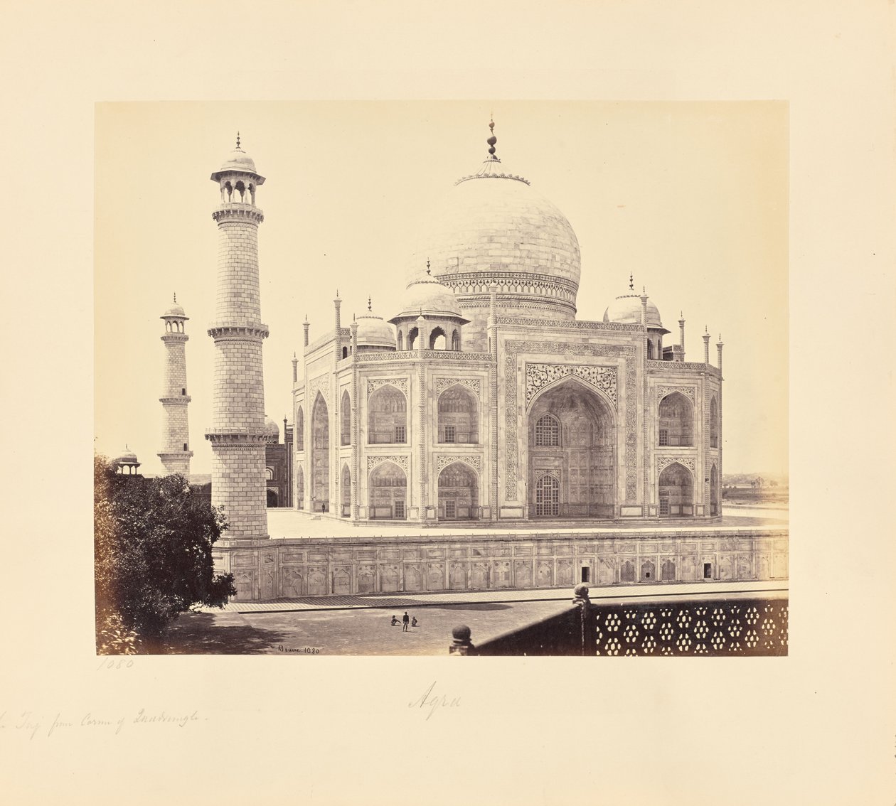 Agra; Taj, nelikulmaisen aukion kulmalta tekijältä Samuel Bourne