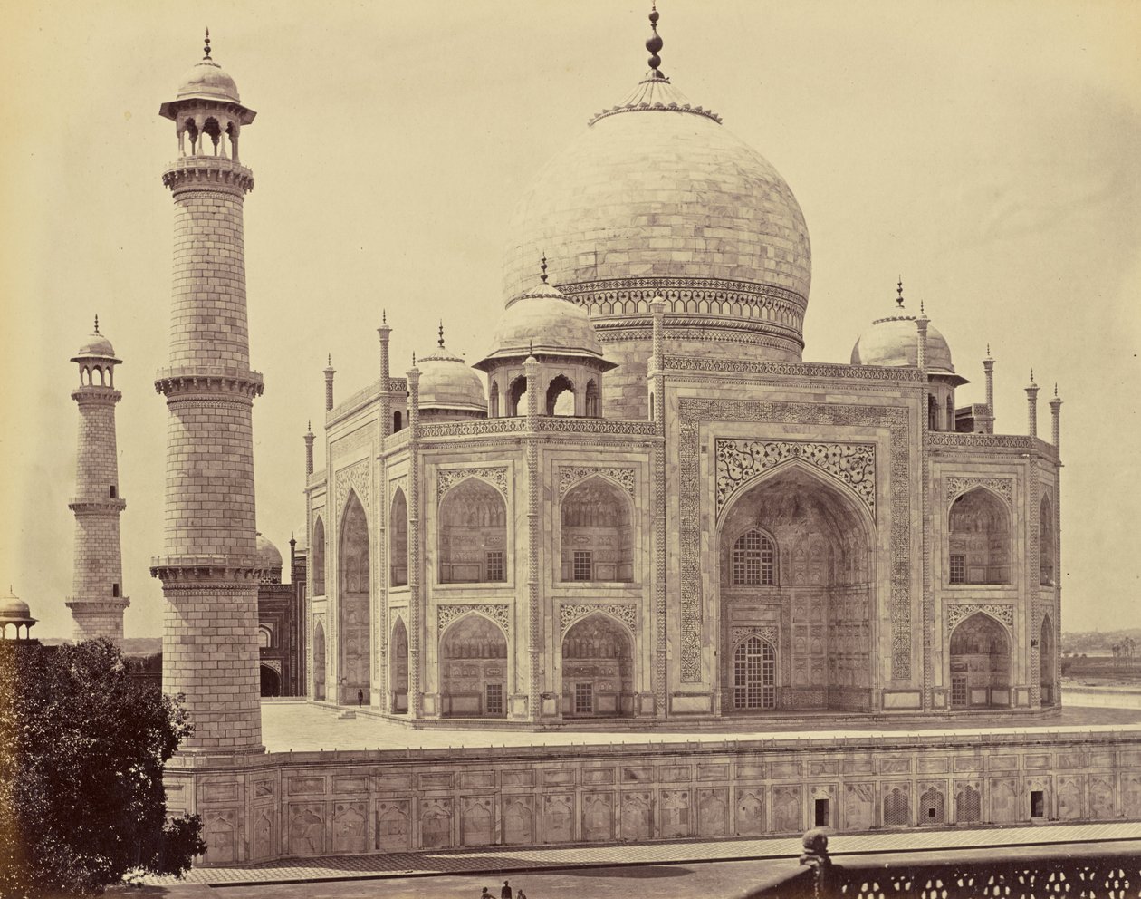 Agra; Taj Mahal sisäpihan kulmasta nähtynä tekijältä Samuel Bourne