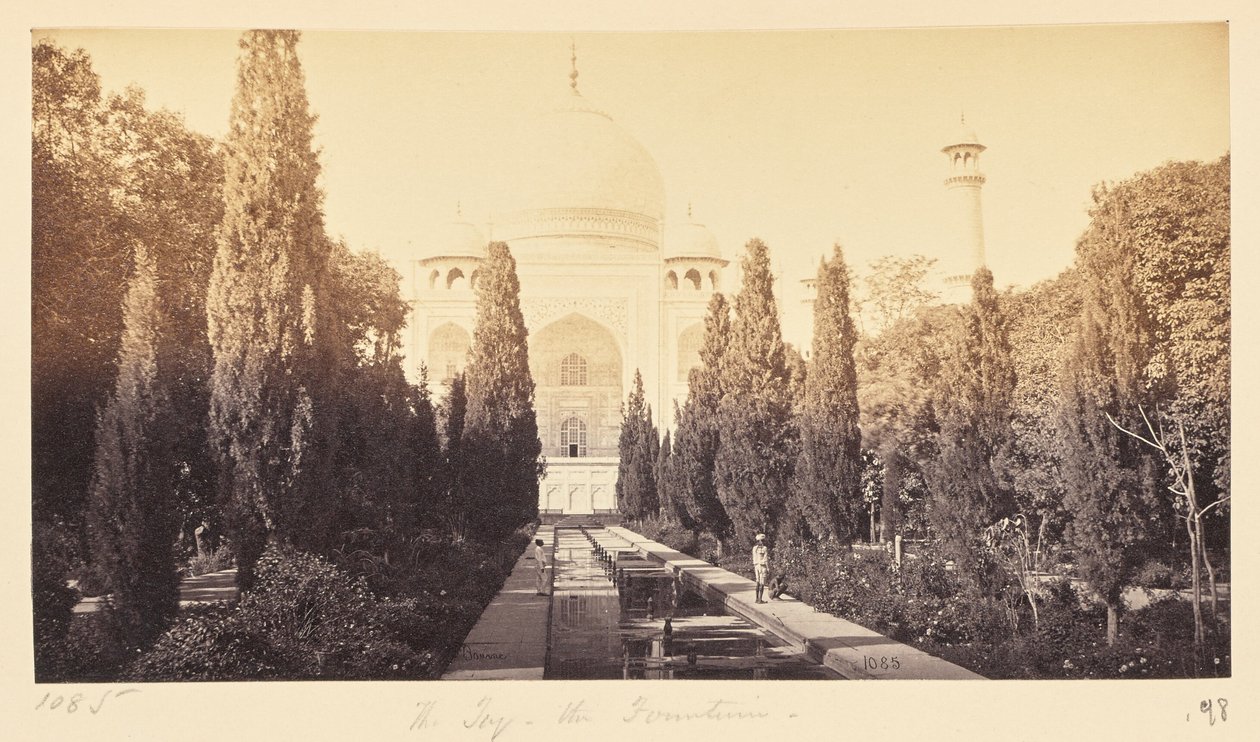 Agra; Taj Mahal suihkulähteeltä nähtynä tekijältä Samuel Bourne