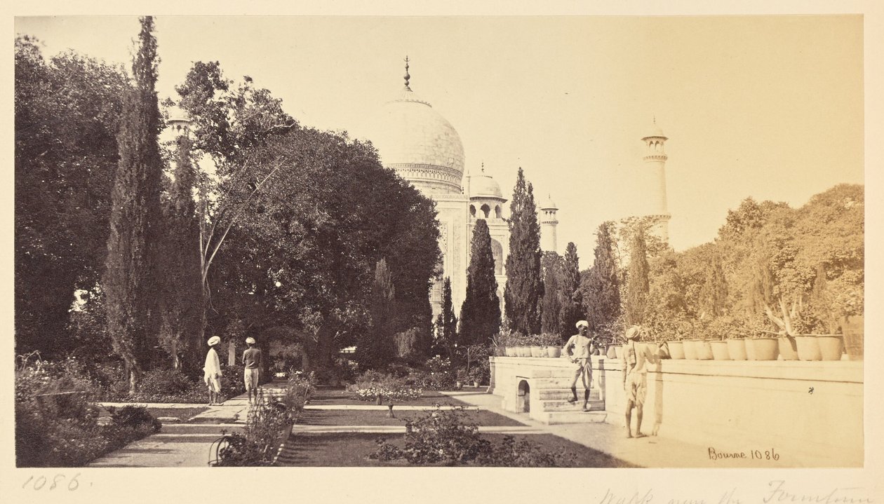 Agra; Taj Mahal suihkulähteen lähellä kulkevalta kävelytieltä nähtynä tekijältä Samuel Bourne