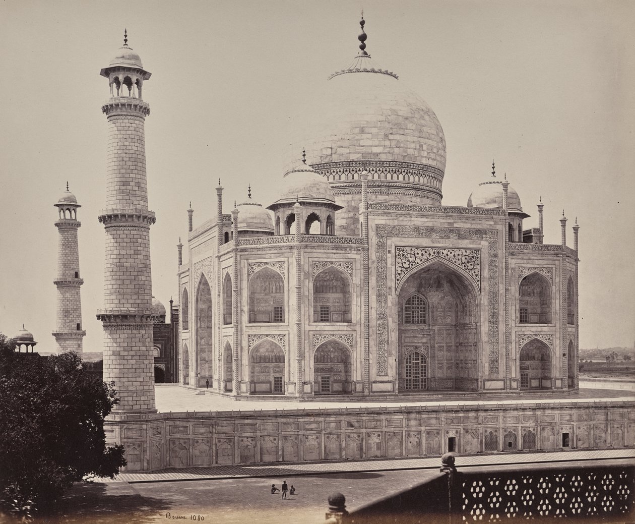 Agra. Näkymä Taj Mahalille sisäpihan kulmasta tekijältä Samuel Bourne