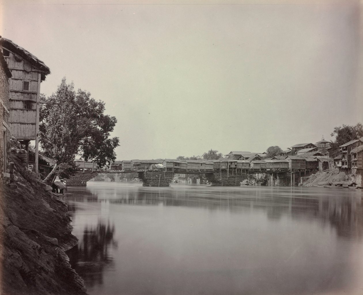 Bridge of Shops, Srinagar, Kashmir, 1864. tekijältä Samuel Bourne