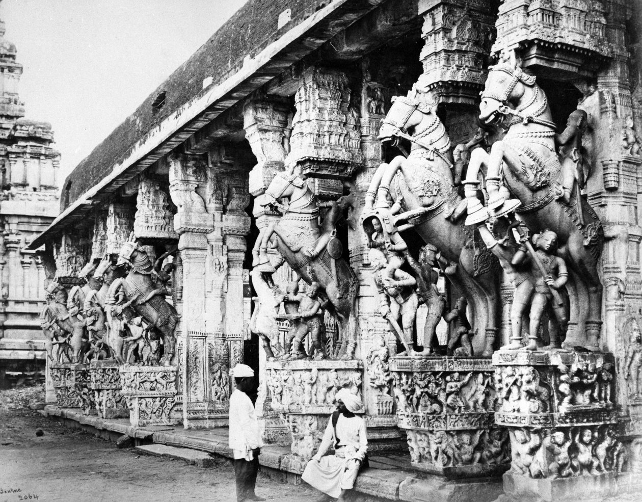 Veistetyt hevospilarit Ranganatha-temppelissä, Srirangam, 1869 tekijältä Samuel Bourne