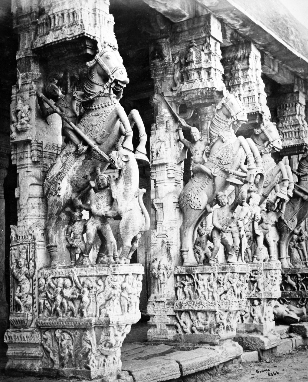Veistetyt hevospilarit Ranganatha-temppelissä, Srirangam, 1869 tekijältä Samuel Bourne