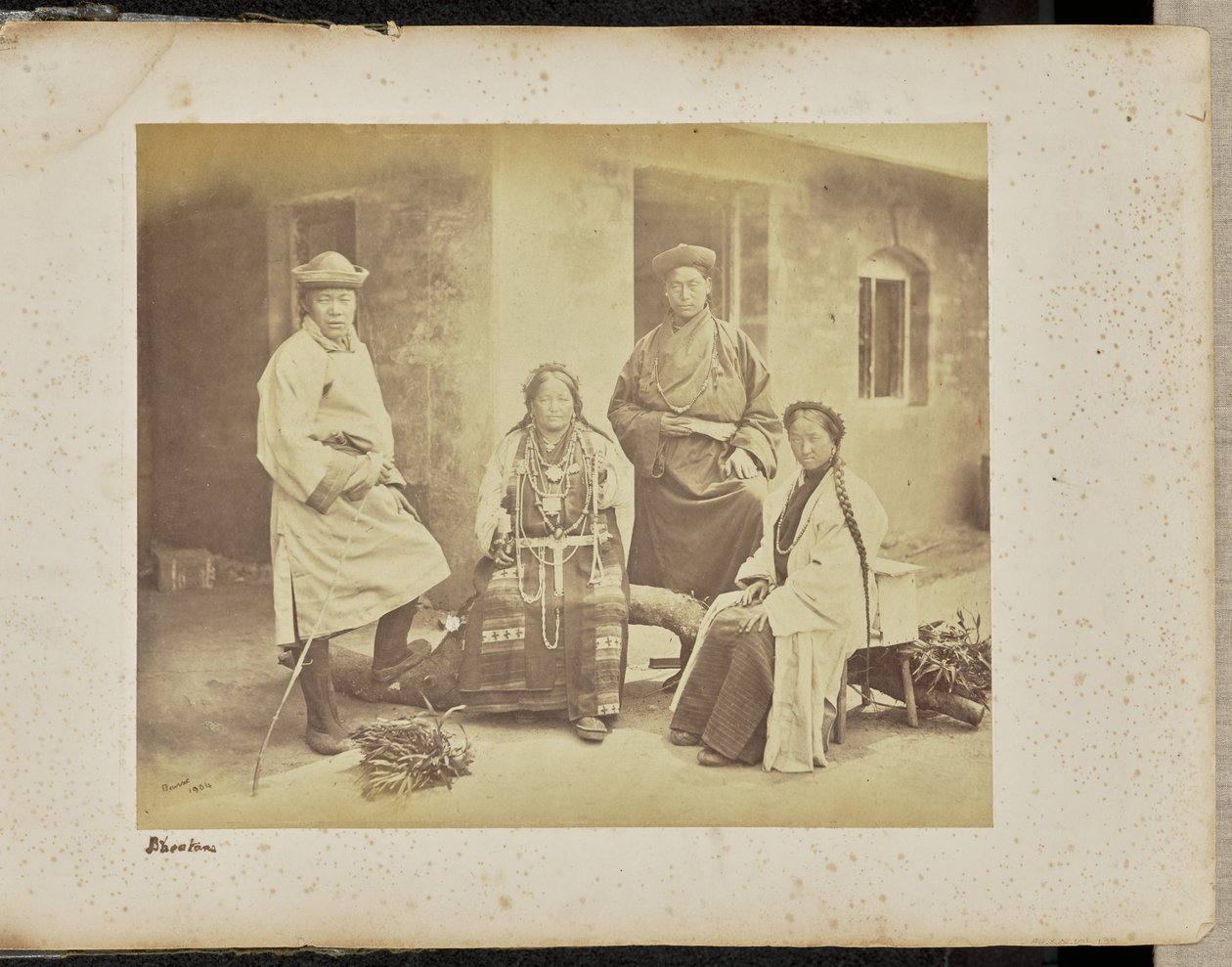 Darjeeling; ryhmä bhutialaisia tekijältä Samuel Bourne