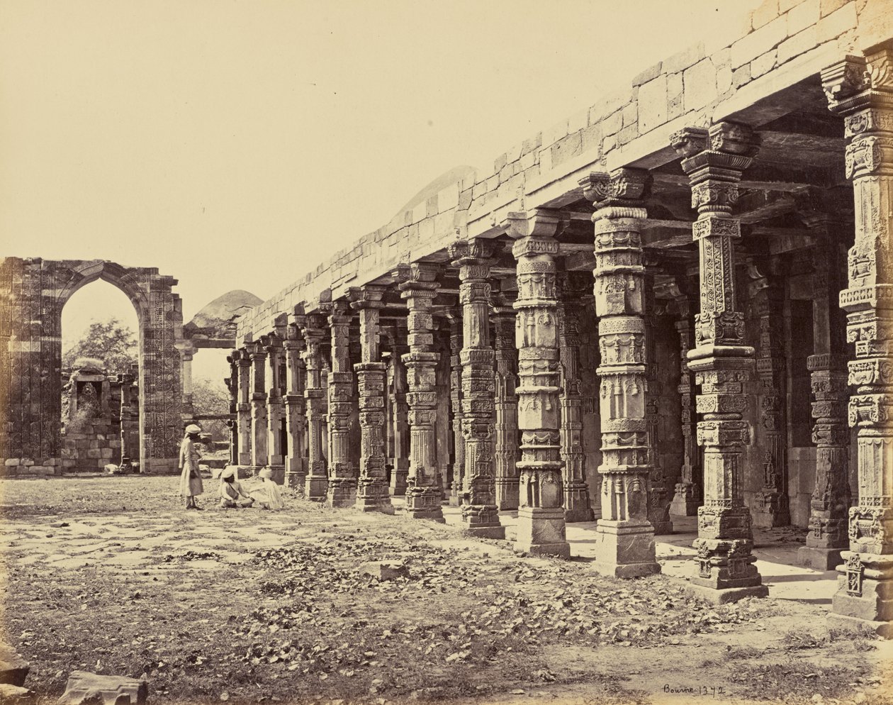 Delhi; hindulaisten pylväiden pylväikkö Qutb Minarilla, pohjoispuoli tekijältä Samuel Bourne