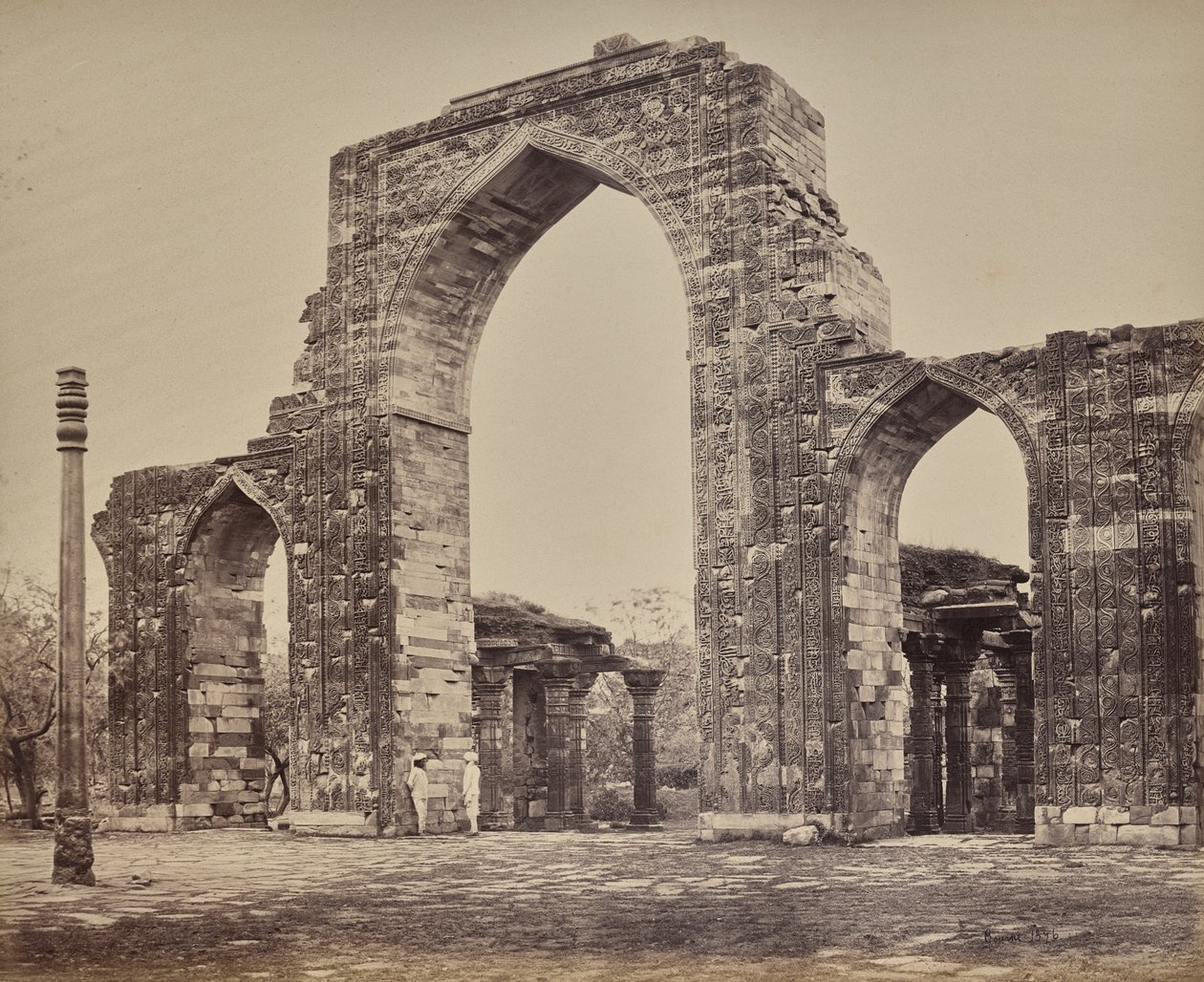 Delhi. Suuri porttikaari ja rautapylväs lähellä Qutb Minaria, Vanhan Delhin raunio tekijältä Samuel Bourne
