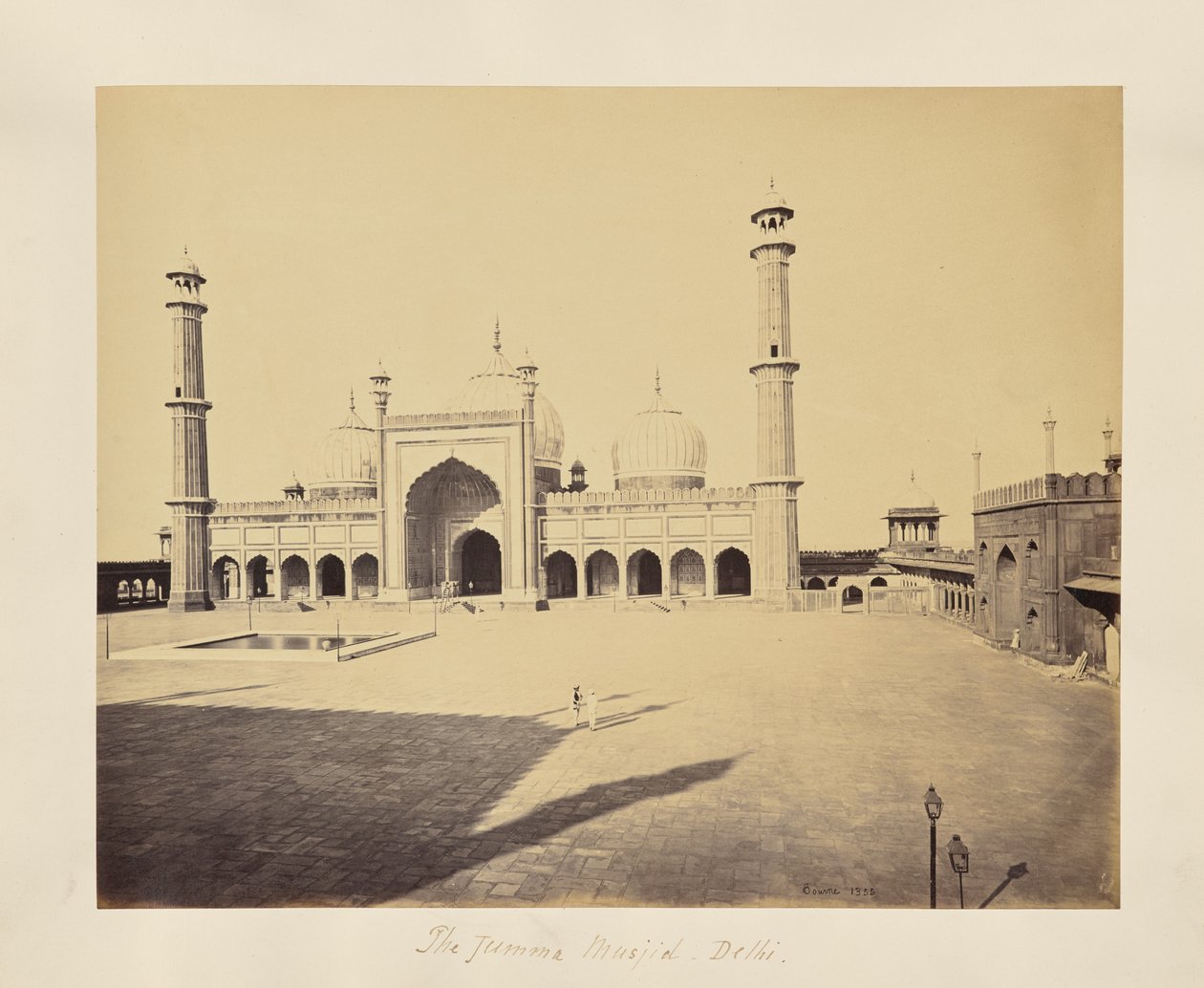 Delhi; Jama Masjid, moskeija ja sisäpiha tekijältä Samuel Bourne