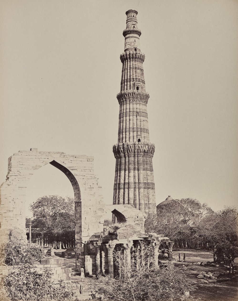 Delhi. Qutb Minar eli torni Vanhan Delhin rauniokaupungissa tekijältä Samuel Bourne
