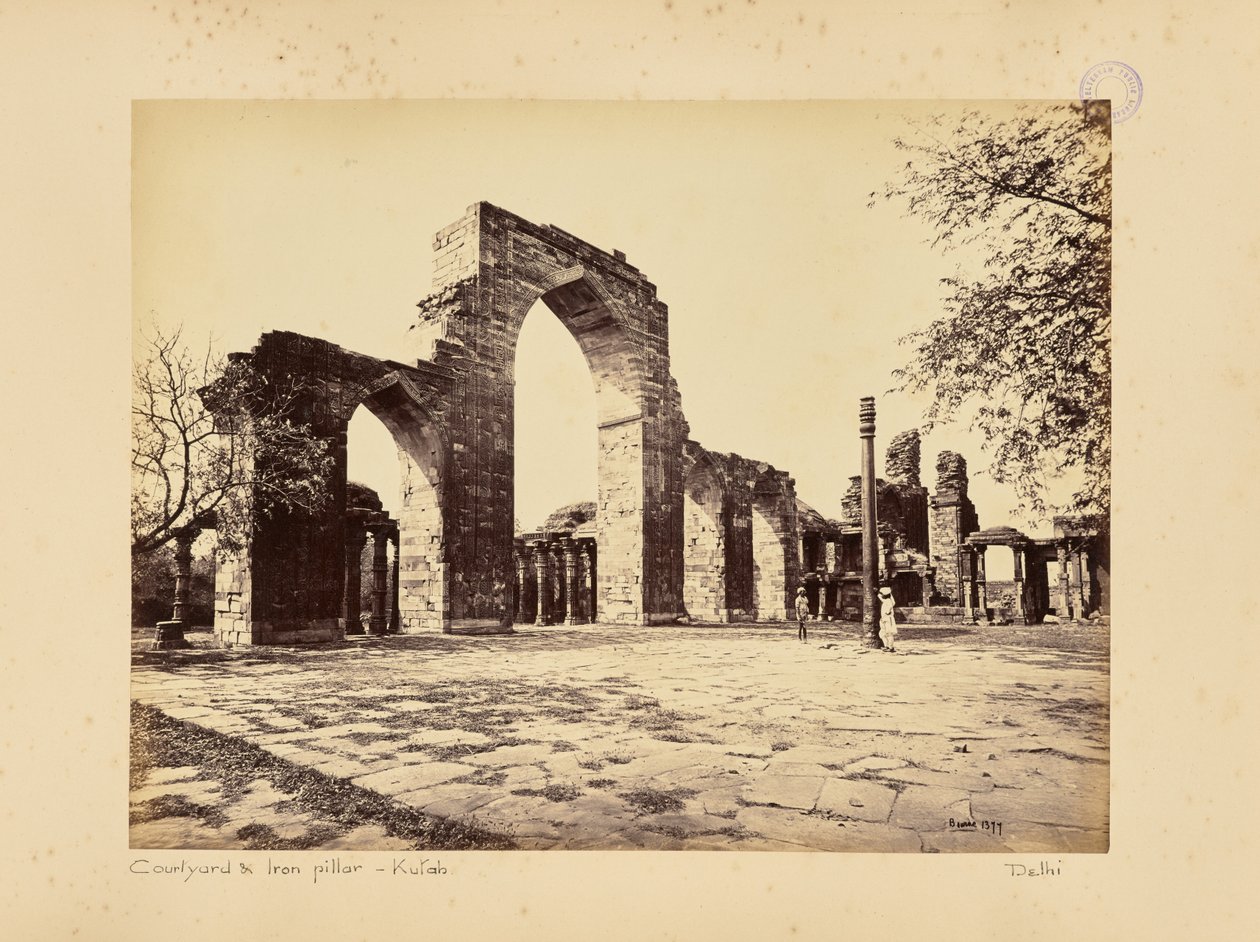 Delhi; Qutb Minar, yleisnäkymä kaarista tekijältä Samuel Bourne