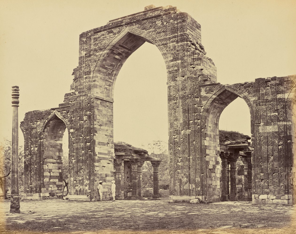 Delhi; Qutb Minar, Suuri kaari ja Rautapylväs tekijältä Samuel Bourne