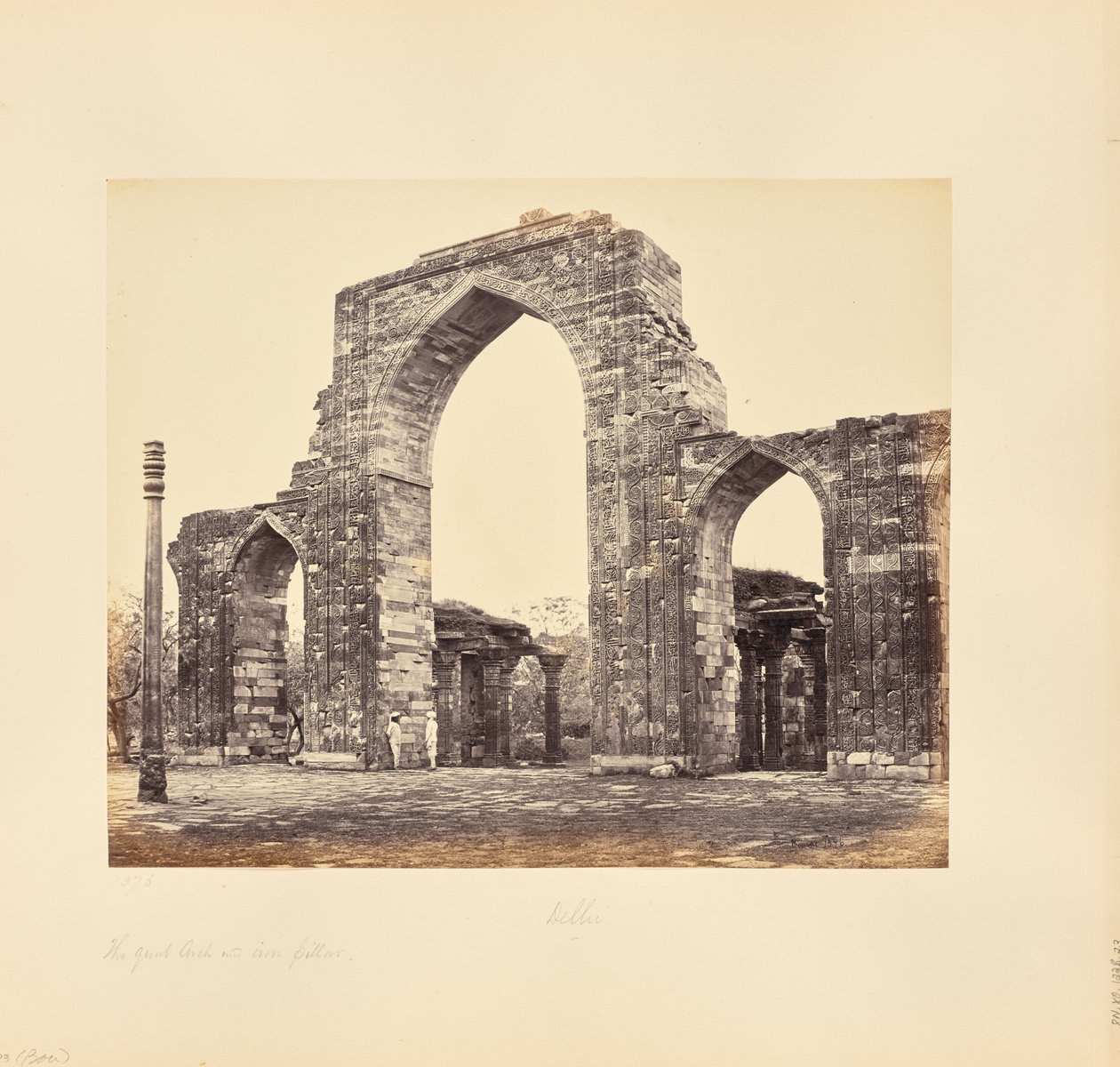 Delhi: Qutb Minar, Suuri kaari ja Rautapylväs tekijältä Samuel Bourne