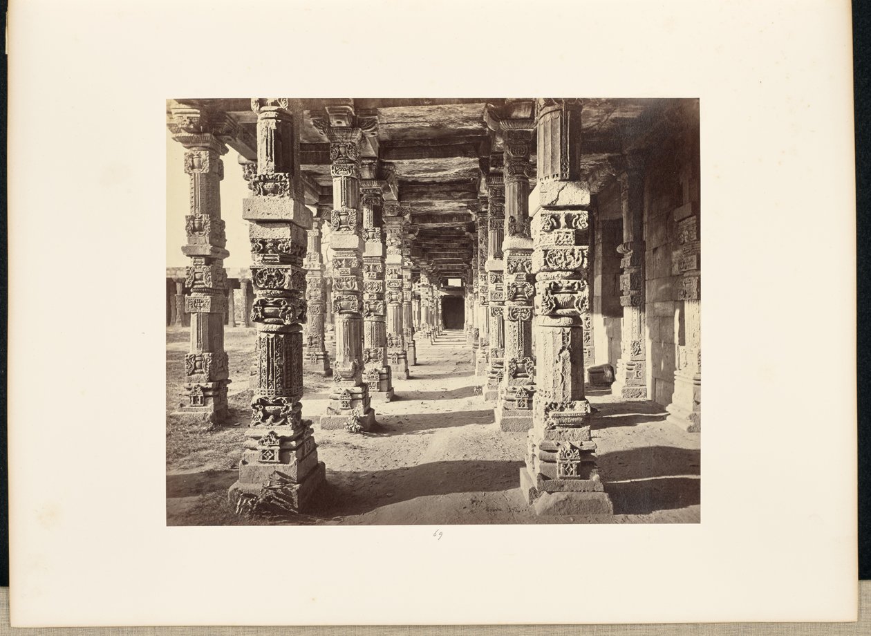 Delhi; Kutub Minar, itäisen pylväskäytävän sisäkuva tekijältä Samuel Bourne