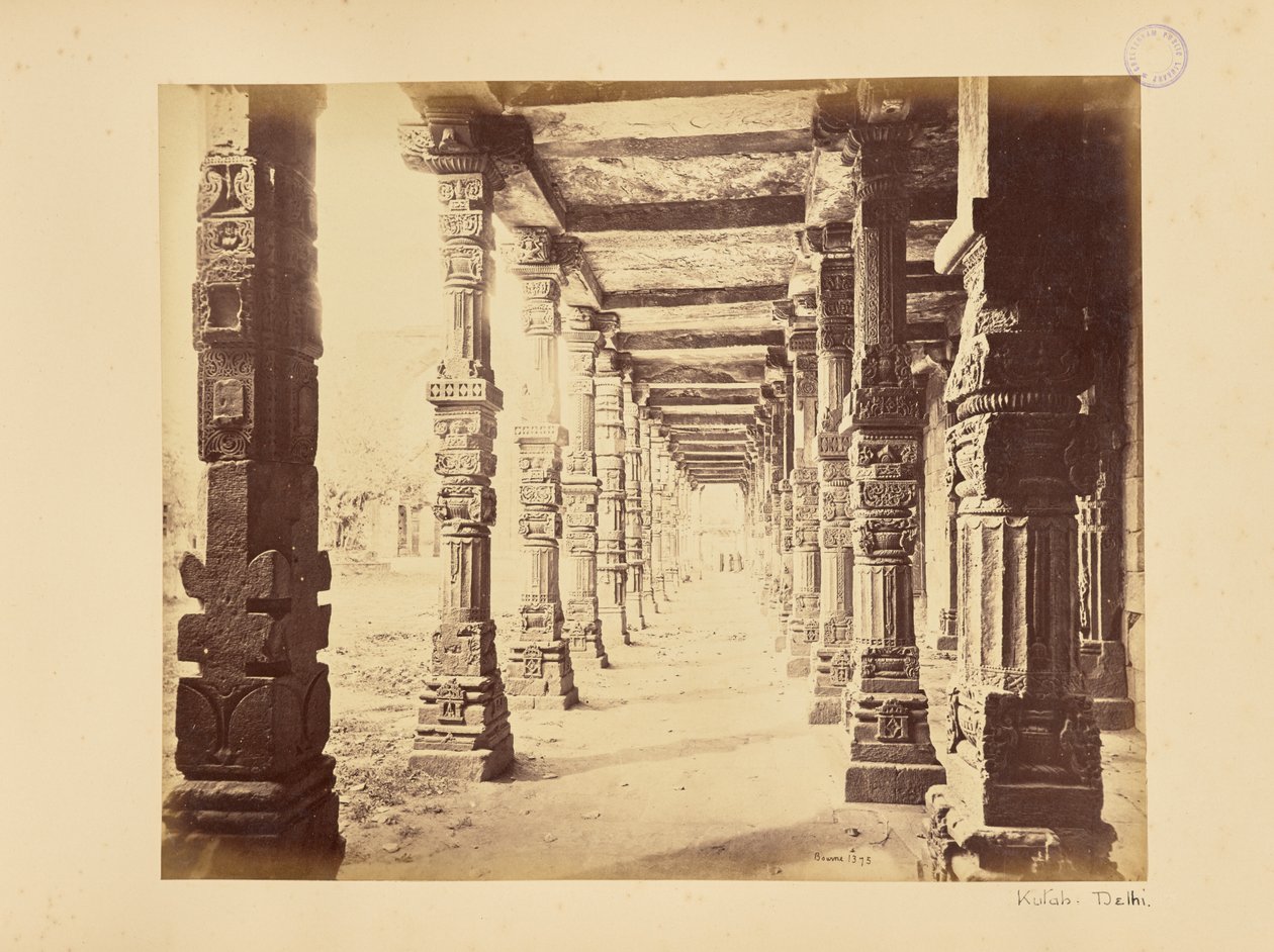 Delhi; Qutb Minar, pohjoisen pylväskäytävän sisänäkymä tekijältä Samuel Bourne