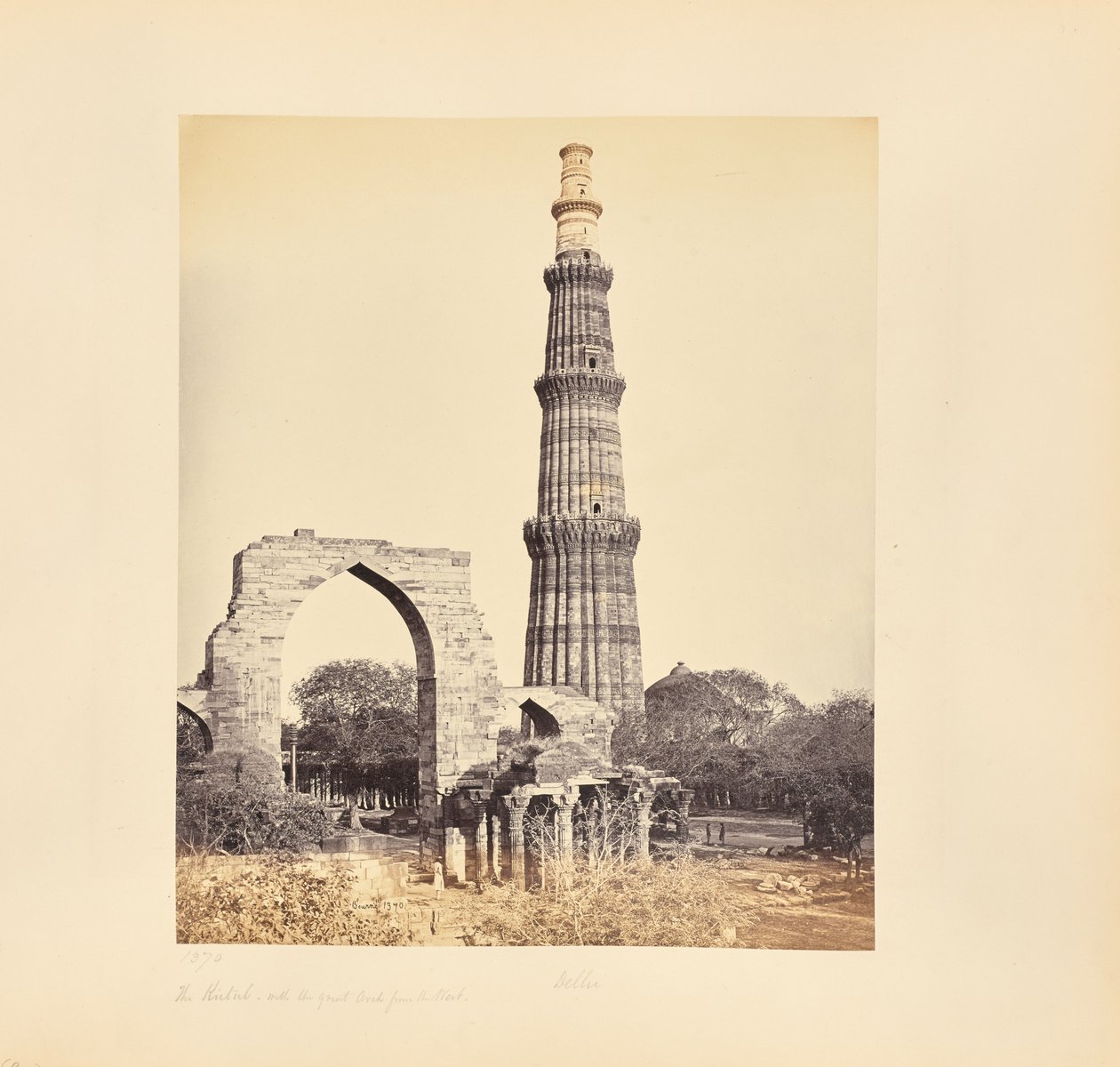 Delhi; Kutub Minar ja suuri kaari lännestä katsottuna tekijältä Samuel Bourne